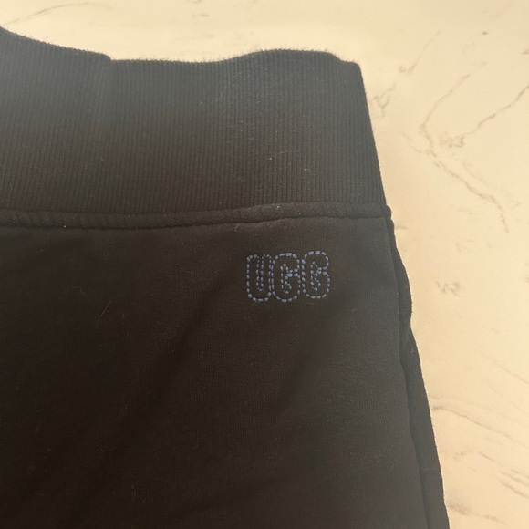 Woman’s UGG Zahara Biker Short - Picture 5 of 8